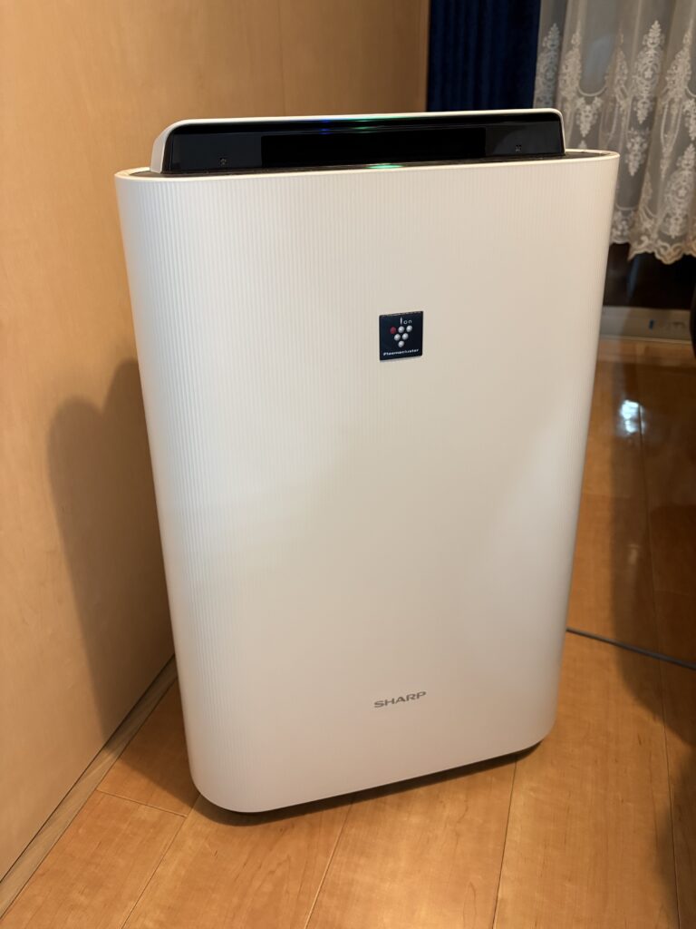 SHARPの加湿空気清浄機KC-S50を寝室の窓際に設置した様子